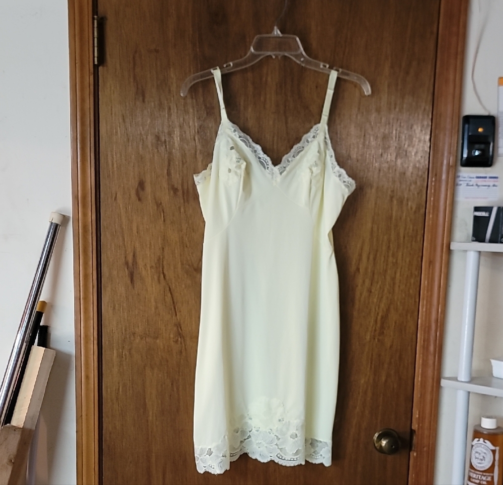 Shadowline Yellow Full Lace Slip Vintage EUC 164